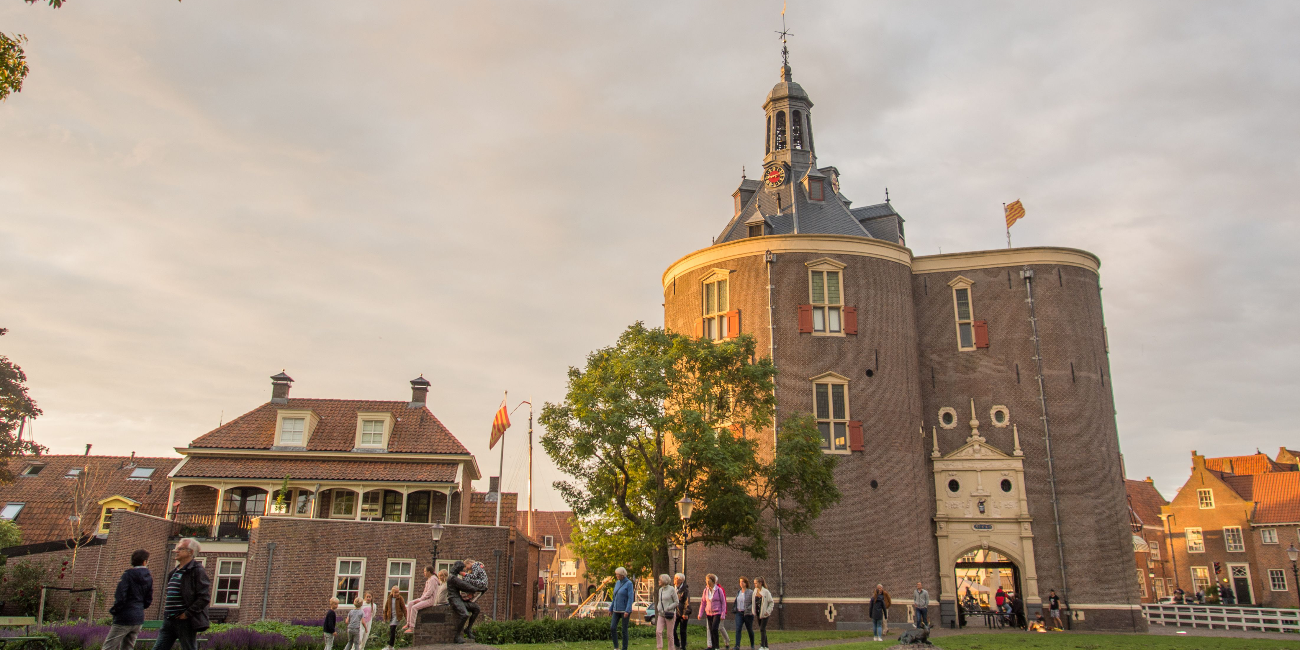 Ben je mantelzorger in Enkhuizen en heb je een vraag? Ga dan naar de gemeente of SMD.